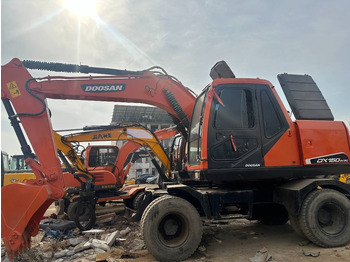 Riteņu ekskavators DOOSAN