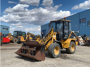 Riteņu iekrāvējs CATERPILLAR 908