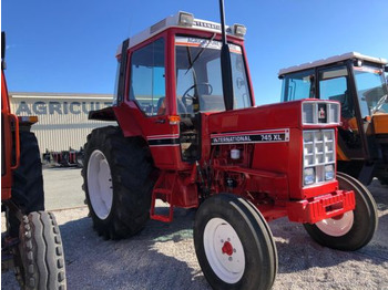 Traktors INTERNATIONAL