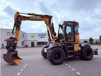 Riteņu ekskavators JCB