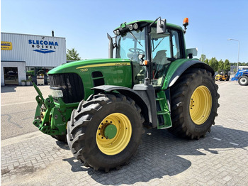 Traktors JOHN DEERE 7530