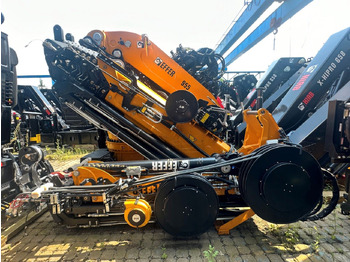 Kravas auto ar manipulatoru