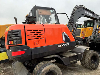 Hot Sale Used Doosan Dx75 Small 7.5t Wheel Excavator South Korea DX75 Mini Excavator for Sale Good Condition līzingu Hot Sale Used Doosan Dx75 Small 7.5t Wheel Excavator South Korea DX75 Mini Excavator for Sale Good Condition: foto 3
