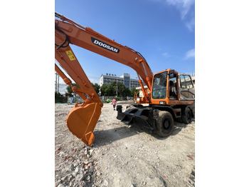 Riteņu ekskavators DOOSAN DX210