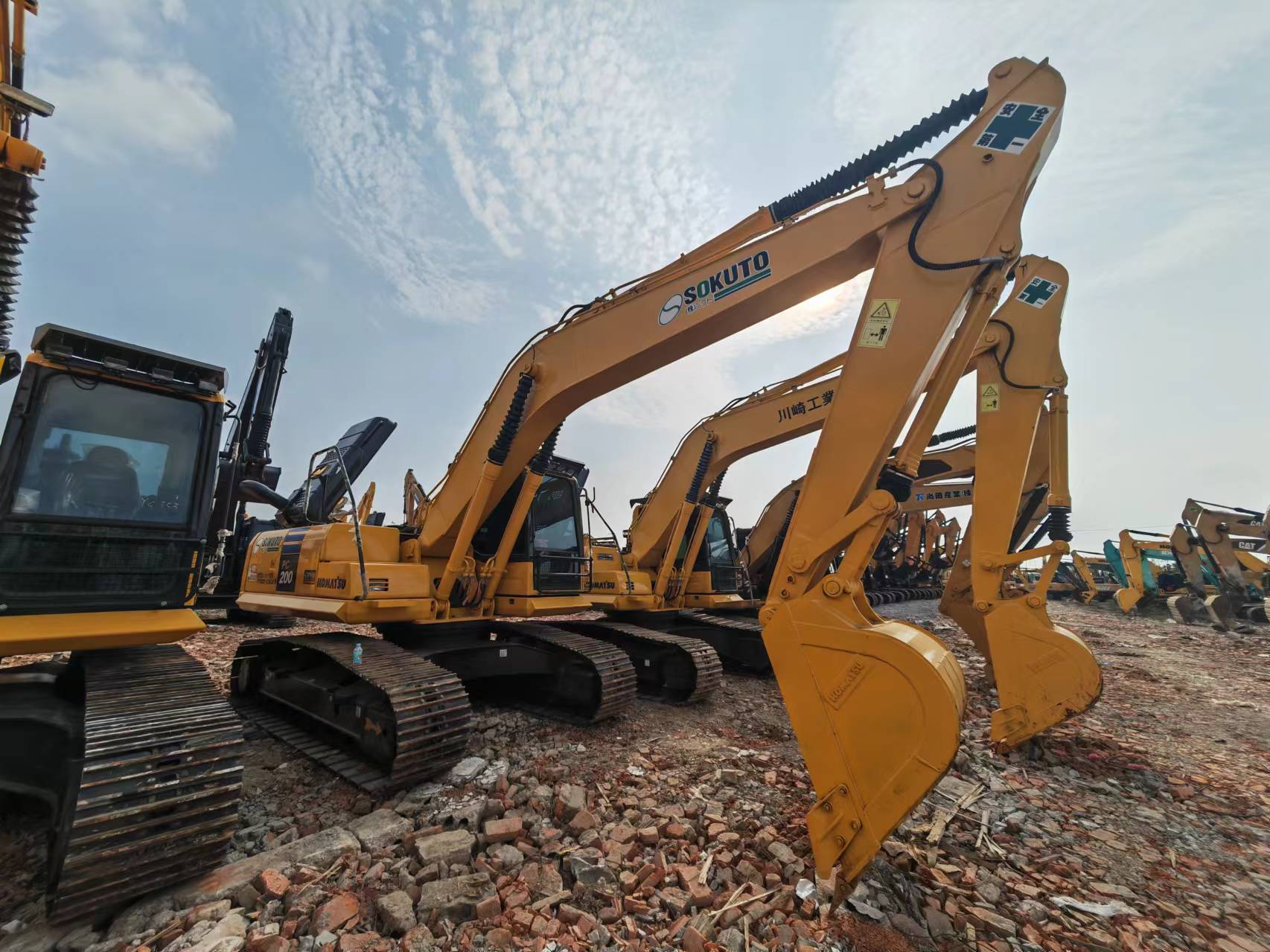 Kāpurķēžu ekskavators KOMATSU PC200