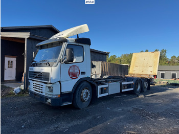 Konteineru vedējs/ Kravas automašīna ar noņemamā virsbūve VOLVO FM