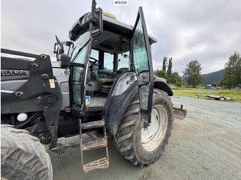 2004 Valtra M120-4 w/ loader and bucket līzingu 2004 Valtra M120-4 w/ loader and bucket: foto 4