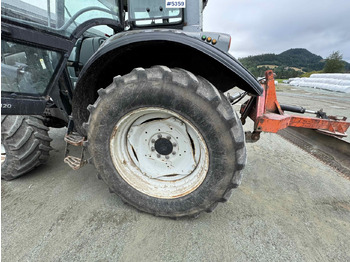 2004 Valtra M120-4 w/ loader and bucket līzingu 2004 Valtra M120-4 w/ loader and bucket: foto 3