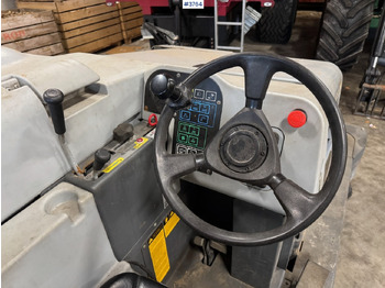 2012 Nilfisk CR 1200 broom and sweeper līzingu 2012 Nilfisk CR 1200 broom and sweeper: foto 4