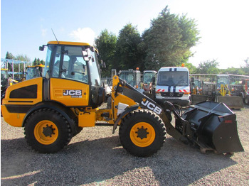 Riteņu iekrāvējs JCB 409