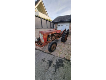 Traktors MASSEY FERGUSON 1000 series