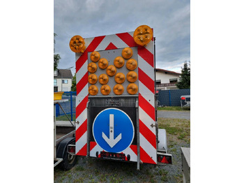 Piekabe LED Nissen VZ616 B3 Verkehrsleittafel Verkehrsleitanhänger Absperrtafel Verkehrssicherungsanhänger Verkehrssicherung Leittafel: foto 3 Piekabe LED Nissen VZ616 B3 Verkehrsleittafel Verkehrsleitanhänger Absperrtafel Verkehrssicherungsanhänger Verkehrssicherung Leittafel: foto 3