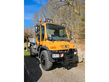 Sniega novākšanas tehnika UNIMOG U400