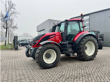 Traktors VALTRA T144