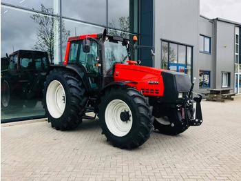 Traktors VALTRA