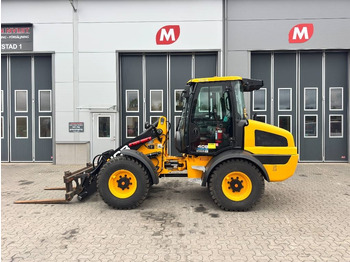 Riteņu iekrāvējs JCB 409