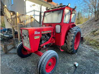 Traktors McCORMICK