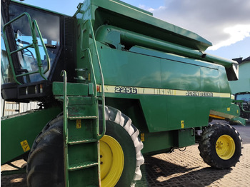 Labības kombains JOHN DEERE 2256