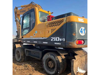 Riteņu ekskavators HYUNDAI