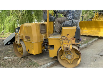 Ceļu veltnis CATERPILLAR CB24B