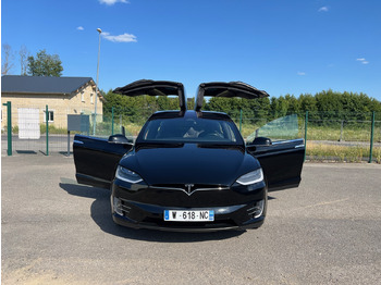 SUV TESLA