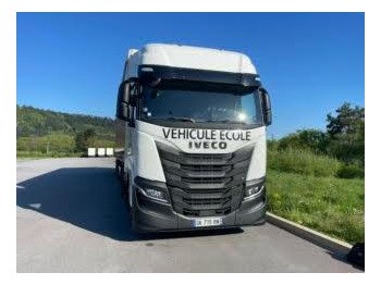 Vilcējs IVECO S-WAY