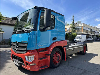 Vilcējs MERCEDES-BENZ Actros 1843