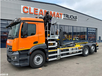 Jaunā Pacēlājs ar āķi, Kravas auto ar manipulatoru Mercedes-Benz Actros 2543 HMF 23 Tonmeter laadkraan: foto 2