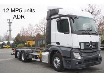 Konteineru vedējs/ Kravas automašīna ar noņemamā virsbūve MERCEDES-BENZ Actros 2545