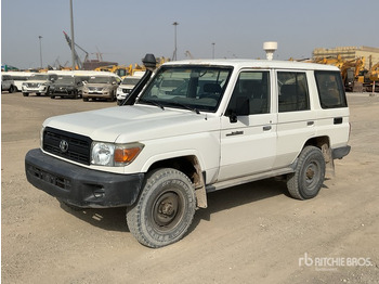 SUV 2018 Toyota Land Cruiser 76L 4x4 SUV: foto 2