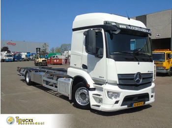 Konteineru vedējs/ Kravas automašīna ar noņemamā virsbūve MERCEDES-BENZ Actros