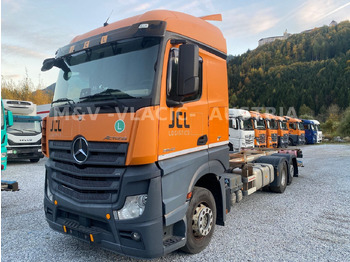 Konteineru vedējs/ Kravas automašīna ar noņemamā virsbūve MERCEDES-BENZ