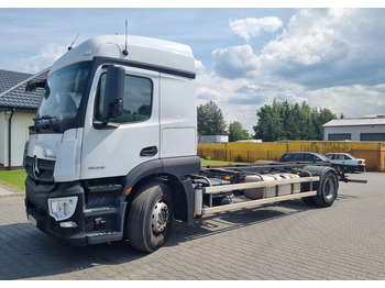 Kravas automašīna ar tentu MERCEDES-BENZ Actros 1836