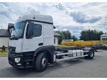 Kravas automašīna ar tentu MERCEDES-BENZ Actros 1836