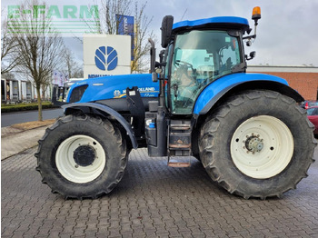 Traktors NEW HOLLAND T7.220