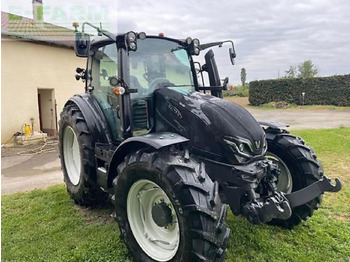Traktors VALTRA