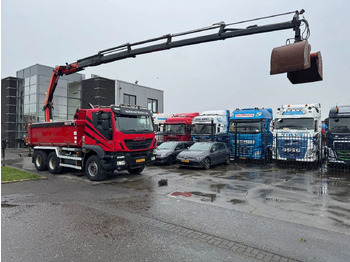 Kravas auto ar manipulatoru IVECO Trakker