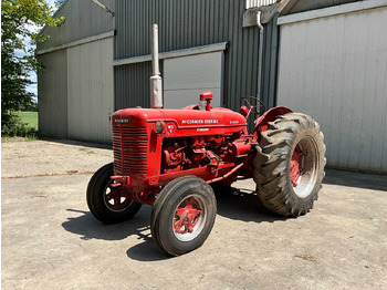 Traktors McCORMICK