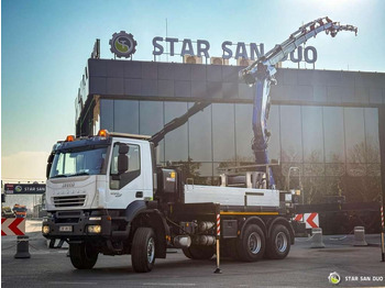 Kravas auto ar manipulatoru IVECO Trakker