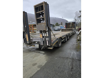 Puspiekabe zema profila platforma