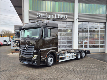 Konteineru vedējs/ Kravas automašīna ar noņemamā virsbūve MERCEDES-BENZ Actros 2543