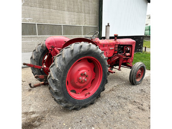 Traktors Volvo 400: foto 3