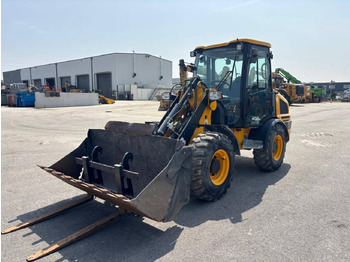 Riteņu iekrāvējs JCB 407