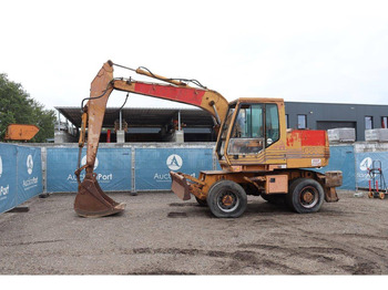 Riteņu ekskavators CASE