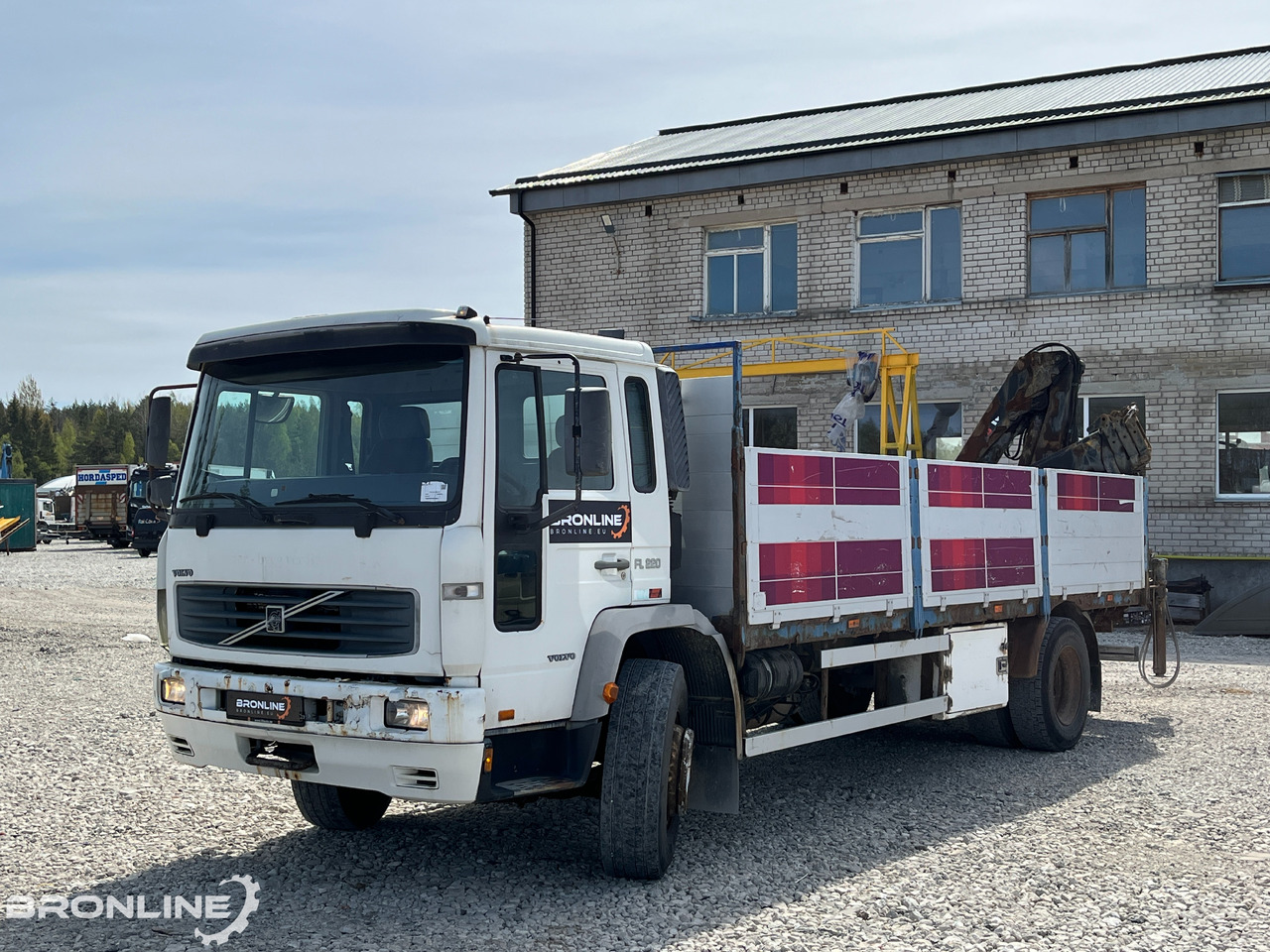 2000 Volvo FL220 4x2 + Hiab 102-4 - Bortu kravas automašīna/ Platforma, Kravas auto ar manipulatoru: foto 2 2000 Volvo FL220 4x2 + Hiab 102-4 - Bortu kravas automašīna/ Platforma, Kravas auto ar manipulatoru: foto 2