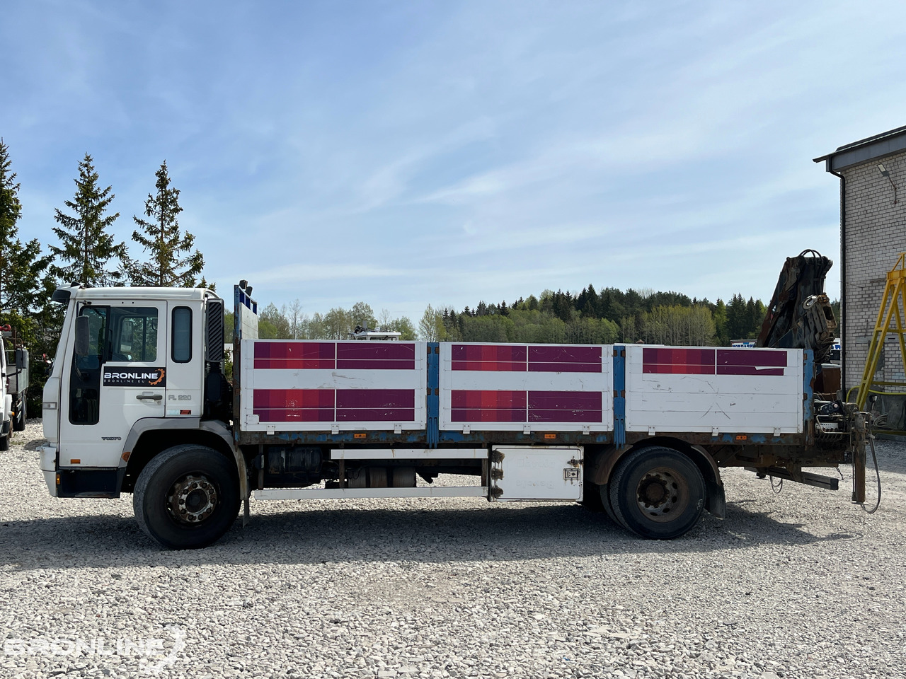 2000 Volvo FL220 4x2 + Hiab 102-4 - Bortu kravas automašīna/ Platforma, Kravas auto ar manipulatoru: foto 3 2000 Volvo FL220 4x2 + Hiab 102-4 - Bortu kravas automašīna/ Platforma, Kravas auto ar manipulatoru: foto 3
