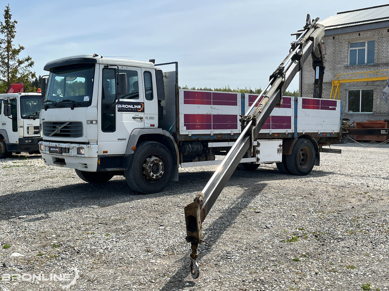 2000 Volvo FL220 4x2 + Hiab 102-4 - Bortu kravas automašīna/ Platforma, Kravas auto ar manipulatoru: foto 1 2000 Volvo FL220 4x2 + Hiab 102-4 - Bortu kravas automašīna/ Platforma, Kravas auto ar manipulatoru: foto 1