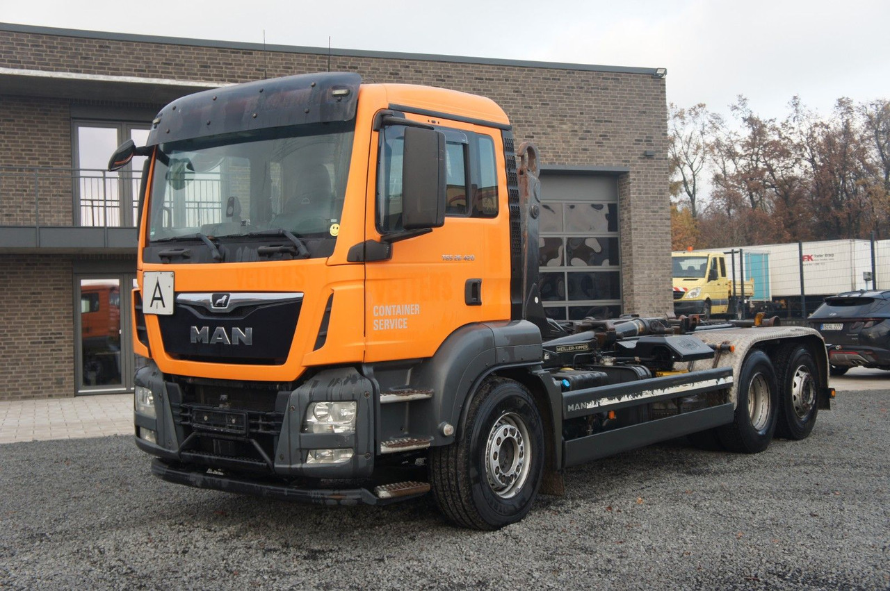 MAN TGS 26.420 Abrollkipper Meiller - Pacēlājs ar āķi: foto 2 MAN TGS 26.420 Abrollkipper Meiller - Pacēlājs ar āķi: foto 2