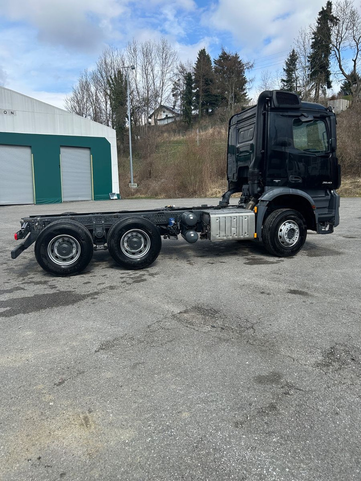 Mercedes-Benz Arocs 26.40 6x4 Kipperfahrgestell BB - Šasija kravas automašīna: foto 4 Mercedes-Benz Arocs 26.40 6x4 Kipperfahrgestell BB - Šasija kravas automašīna: foto 4