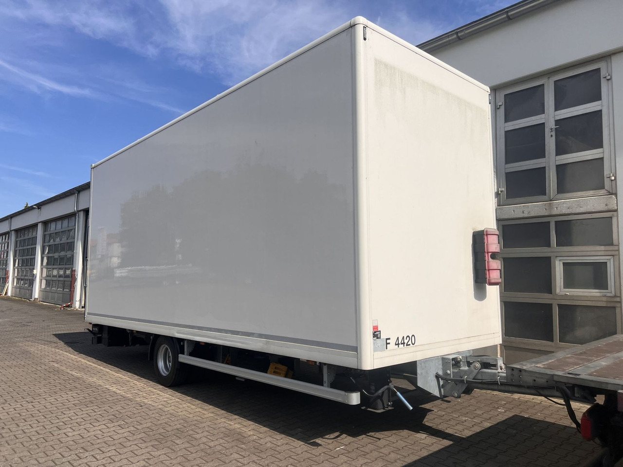 Ackermann 1 Achs Kofferanhänger mit Ladebordwand 10,5 t G - Piekabe slēgtā virsbūve: foto 2 Ackermann 1 Achs Kofferanhänger mit Ladebordwand 10,5 t G - Piekabe slēgtā virsbūve: foto 2